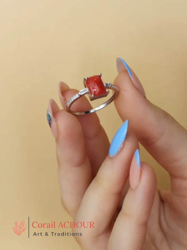 bague en Argent 925. bague en corail rouge. Le Corail rouge de méditerranée “Corallium Rubrum” est pêché dans le littoral de la ville d’El Kala en Algérie.