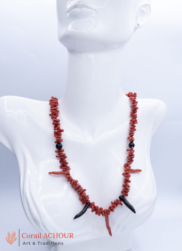 Collier en Corail rouge et noir frange