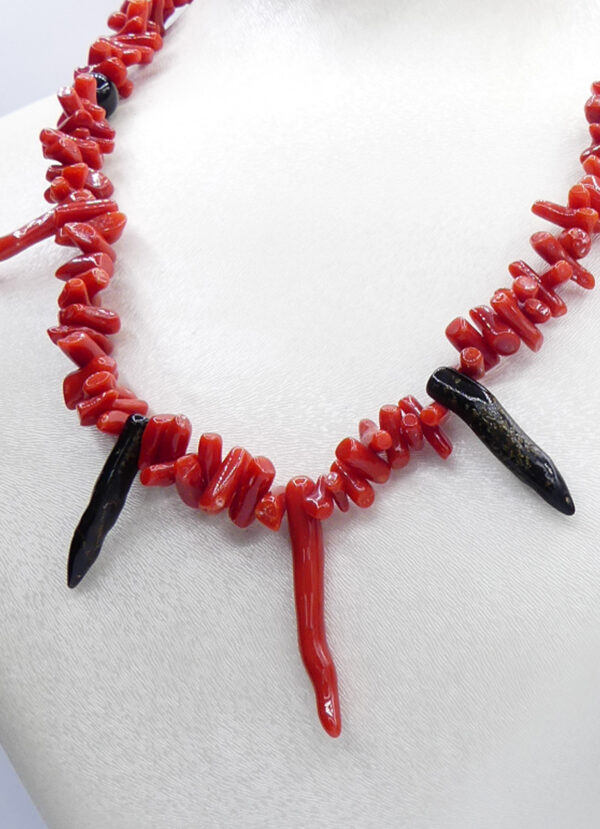 Collier en Corail rouge et noir frange – Image 2